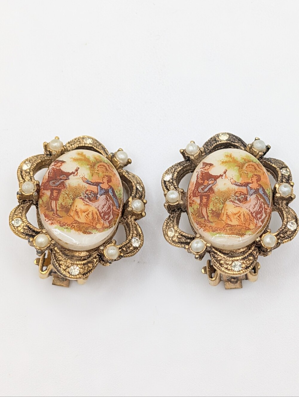 Vtg Victorian Couple Portrait Clip On Earrings Gold Tone Faux Pearl